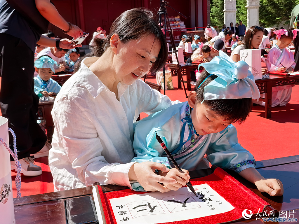 2026年5月30日，在吉林长春文庙博物馆传统发蒙礼举止现场，孩子们提笔书写“仁”与“东说念主”，在古韵雅乐中笃学明礼，开启清新的成长篇章。东说念主民网记者 王帝元摄