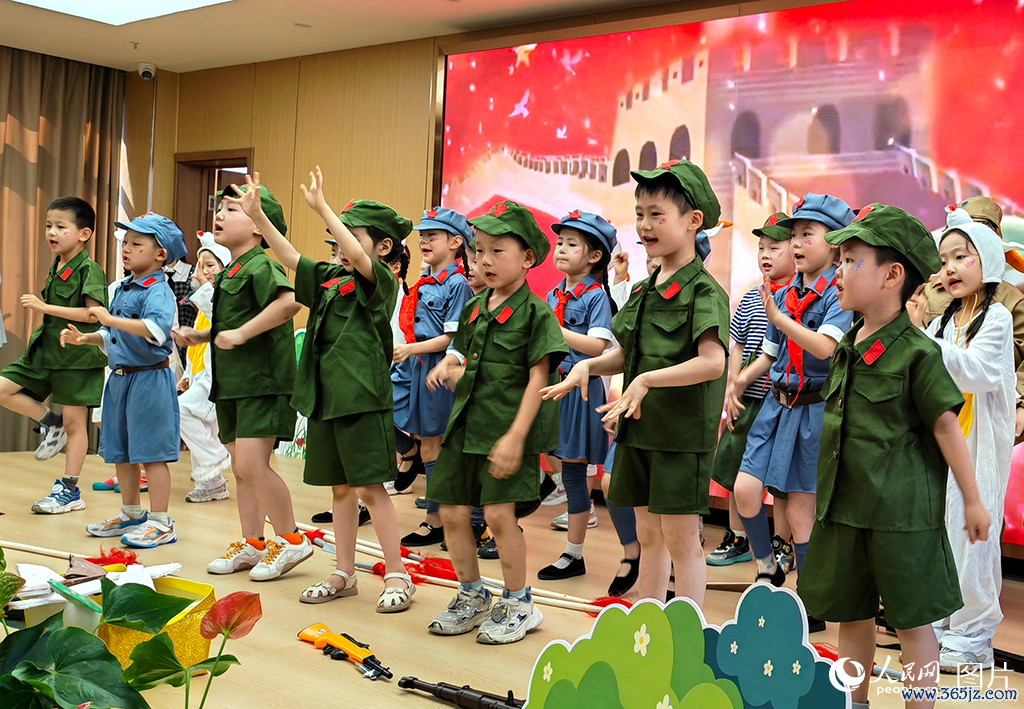 2026年5月30日，河南郑州华夏区永威鑫城幼儿园的孩子们来到郑康养·有生之年真贵中心，为老东说念主们饰演了精彩节目，以这种温馨的方式庆祝儿童节的到来。东说念主民网记者 王玉兴摄