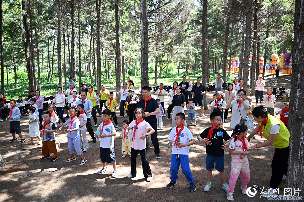 2026年5月31日，在吉林长春动植物公园，吉林大学白求恩第二病院的医护家庭插足了一场亲子举止。孩子们在现场奴婢诚实学习八段锦。东说念主民网记者 李成伟摄