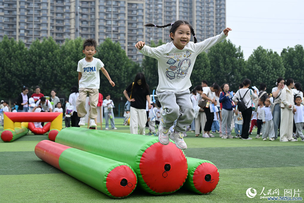 2026年5月27日，山东济南历下区百合幼儿园“六一”亲子清醒会现场，孩子们奴婢音乐节奏满足跃动，一张张灿烂笑貌定格了正大而充满活力的好意思好遽然。东说念主民网记者 刘祺摄