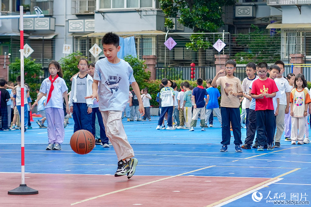 2026年5月27日，浙江杭州龟龄桥小学的孩子们在操场上打篮球。驱驰、传球、投篮，笑声与脚步声交汇成一派。东说念主民网记者 郭扬摄
