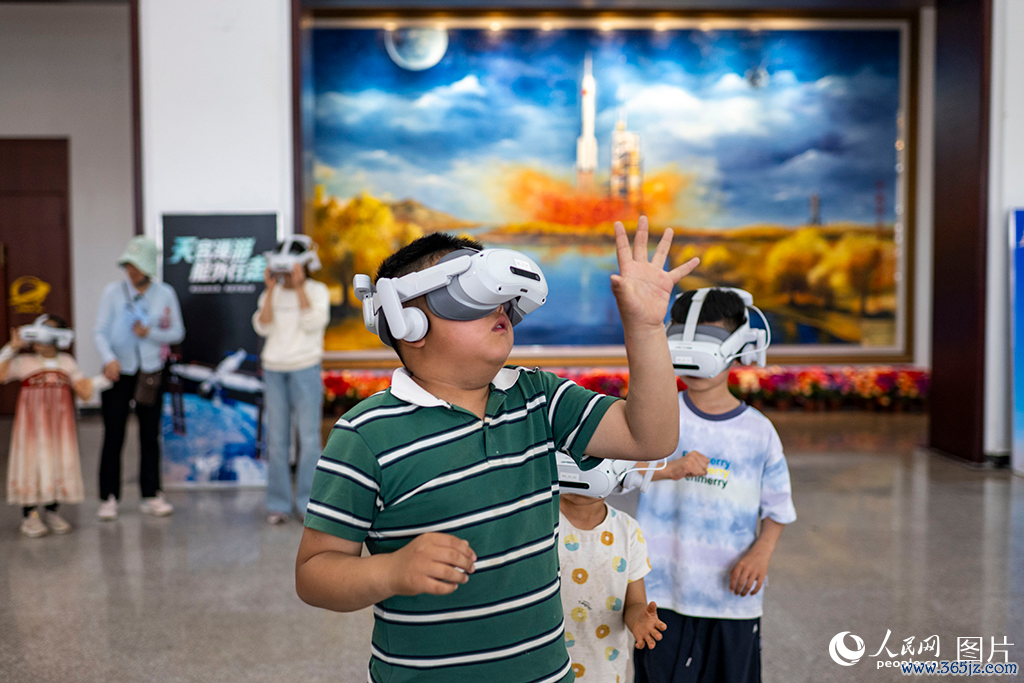 2026年5月23日，在酒泉卫星发命中心的科普举止现场，孩子们正通过VR树立体验天外探索，感受星辰大海的壮阔。东说念主民网记者 翁奇羽摄