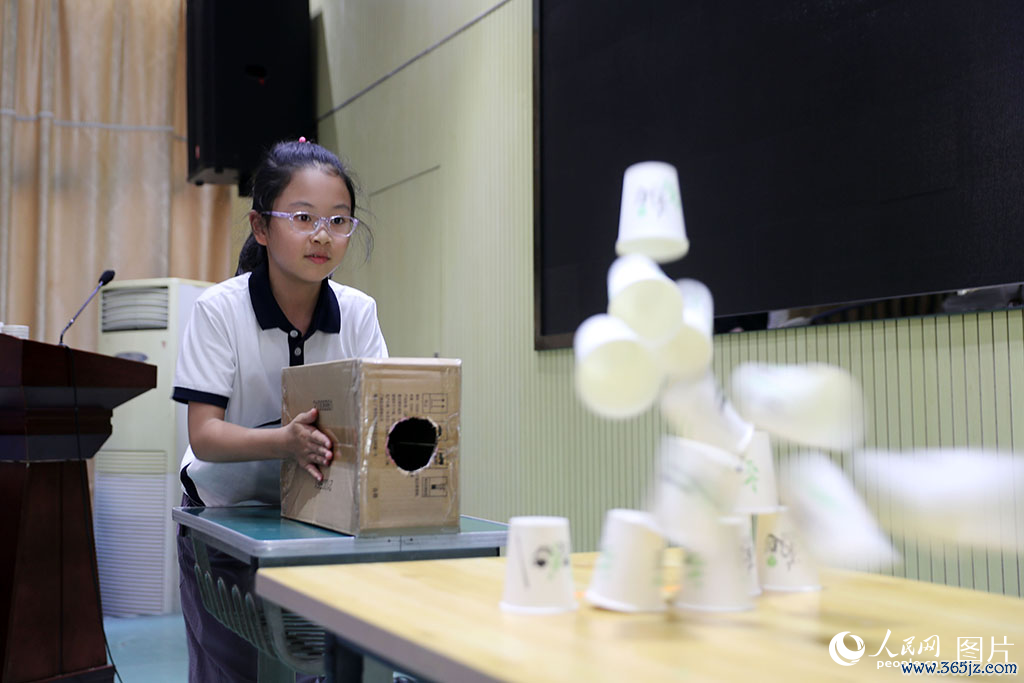 2026年5月29日，天津平山说念小学的学生应用空气炮辐照压缩空气，击倒纸杯塔。东说念主民网记者 崔新耀摄